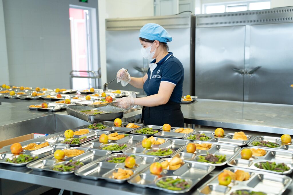 Bếp ăn 1 chiều khép kín tại GP Academy