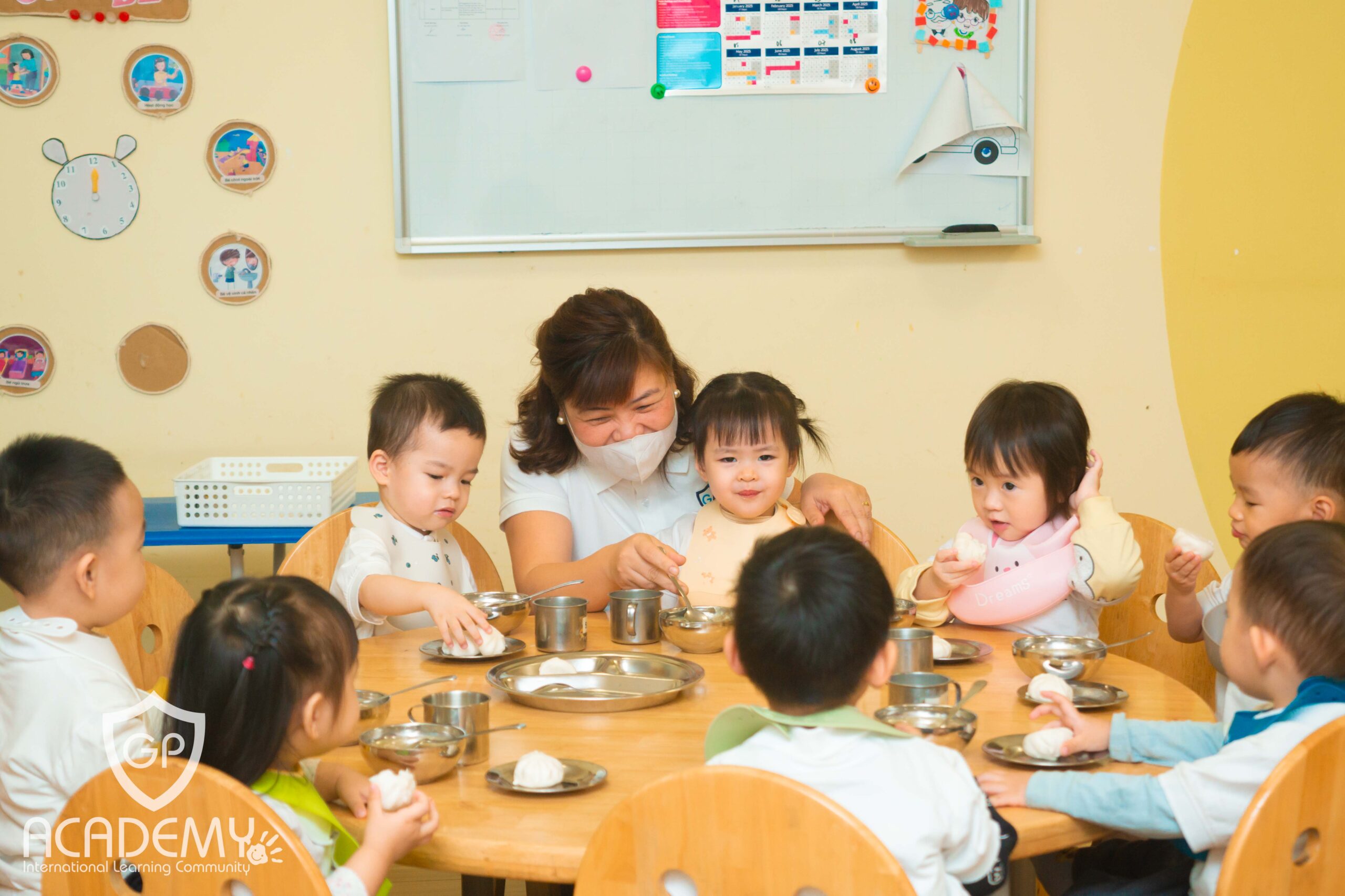 Hình thành thói quen ăn uống lành mạnh và tích cực cho bé