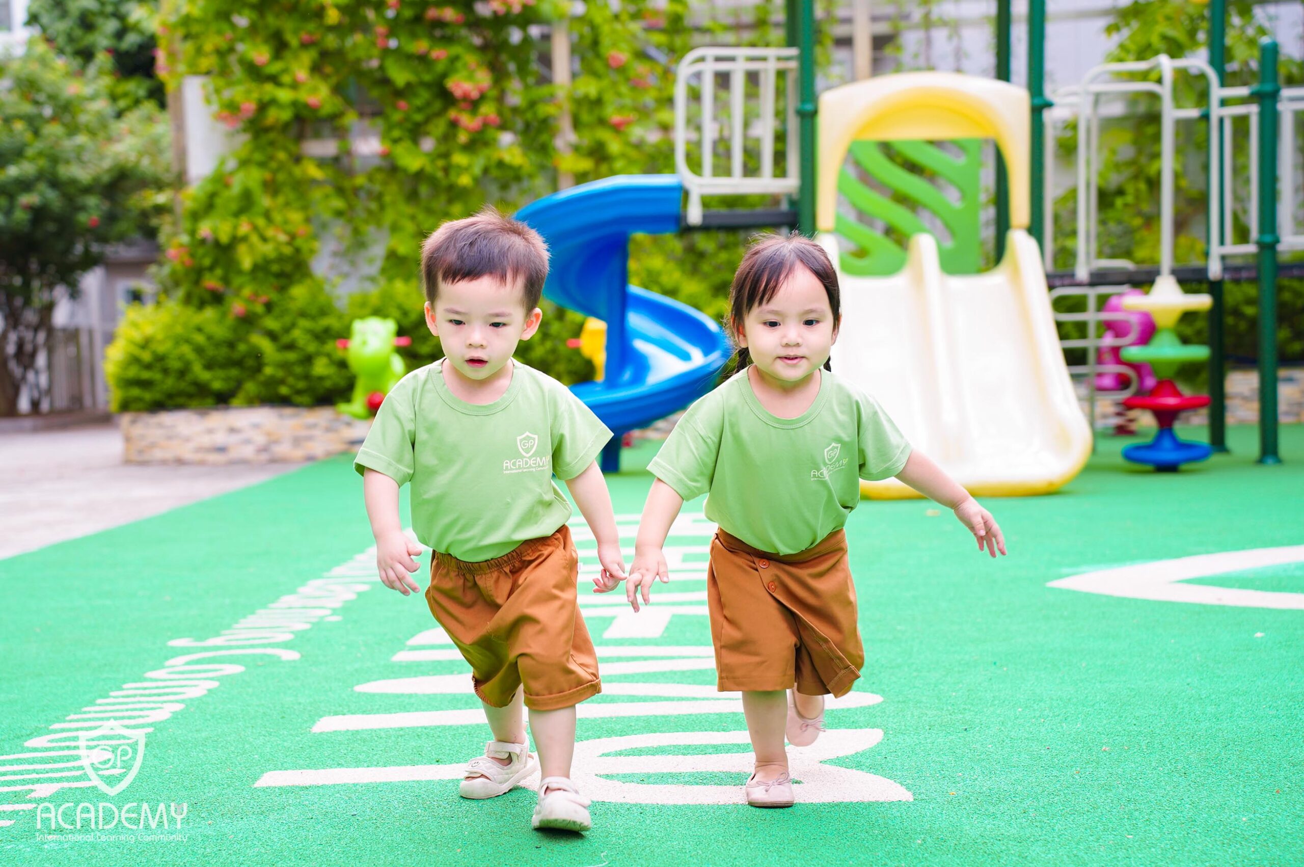 Những bước chân đầu đời đầy vững chắc