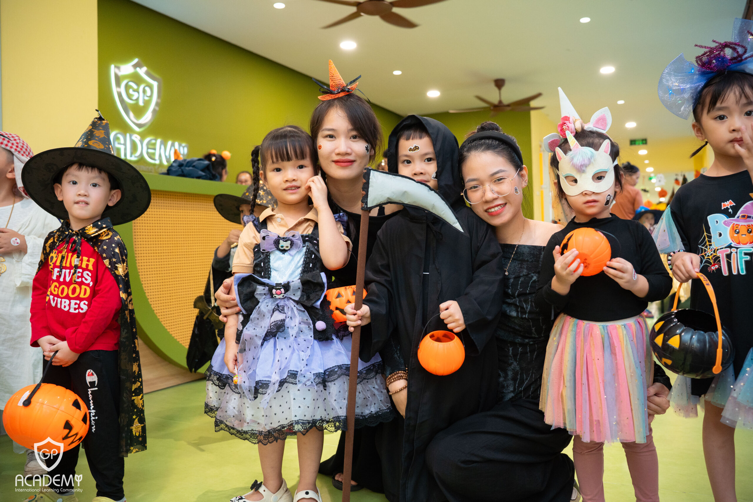 Các em bé GPA trong những trang phục dễ thương ngày lễ hội.