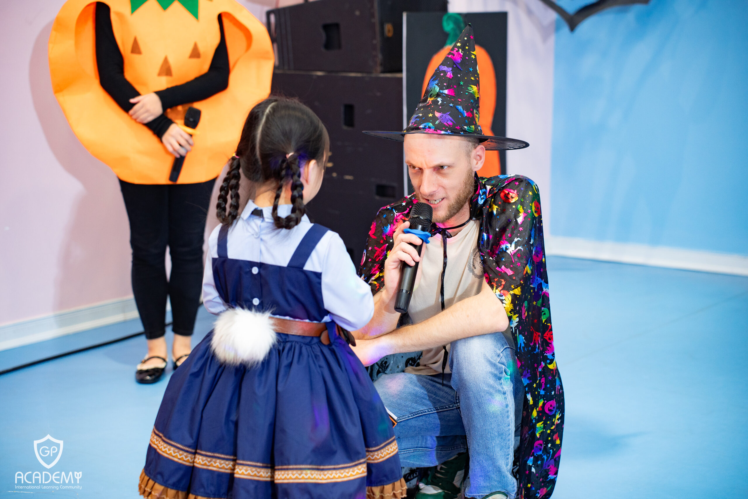 Con giao lưu cùng giáo viên nước ngoài.