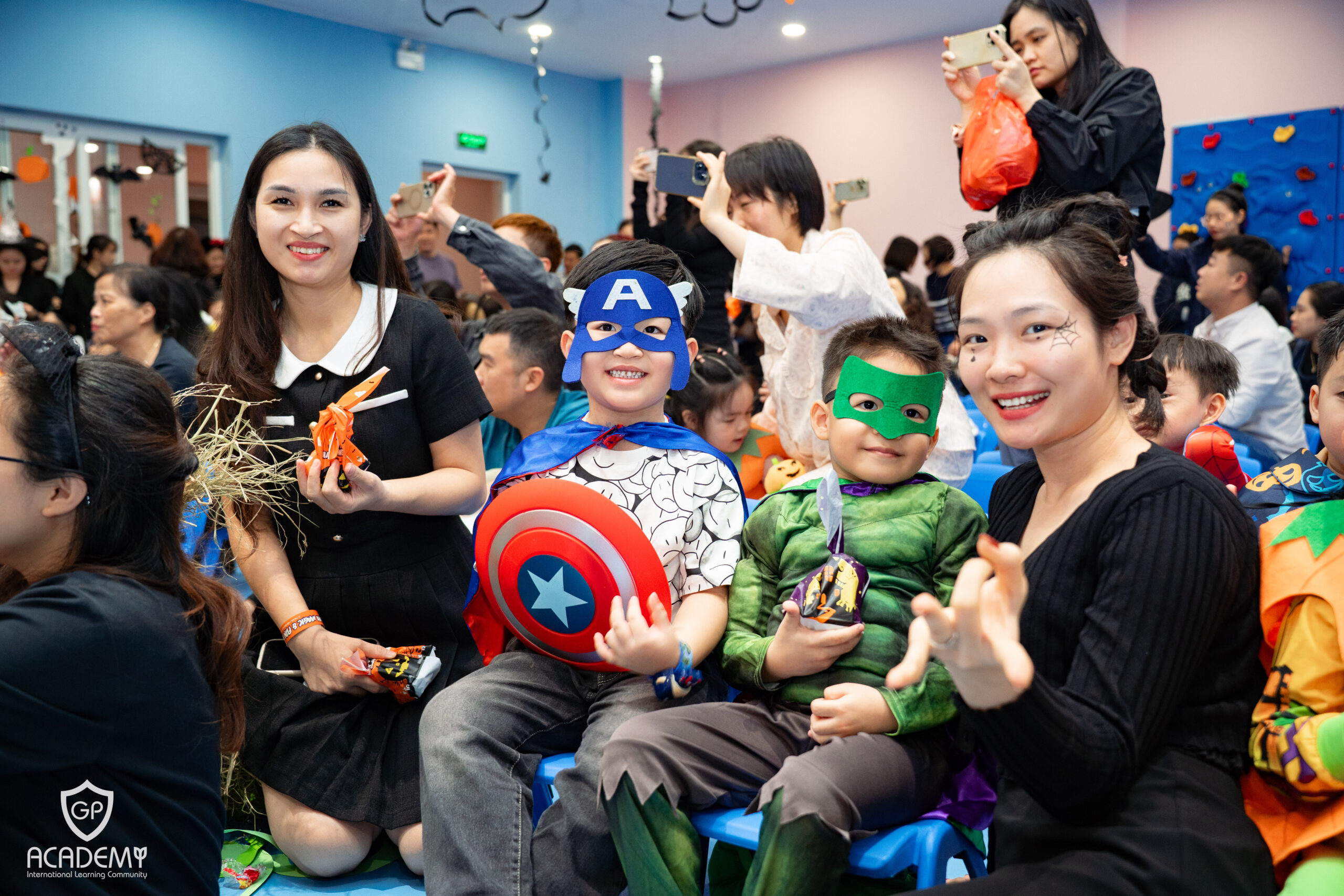 Bé cùng mẹ tham gia sự kiện 