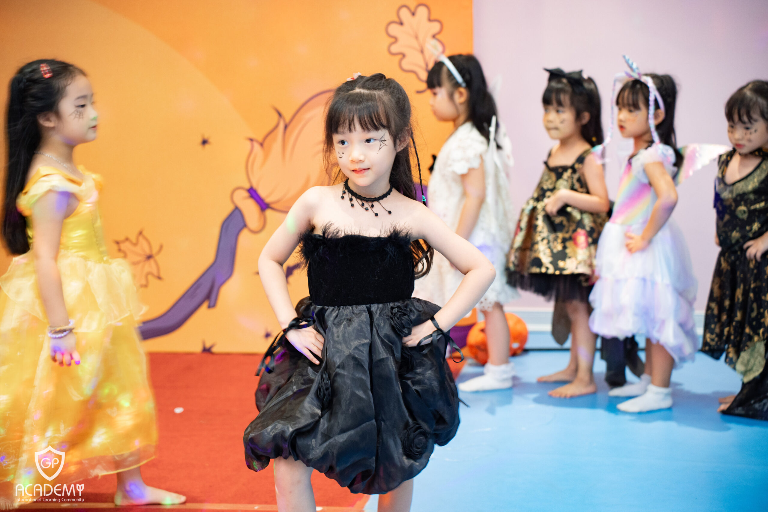 Các em bé GPA ers tự tin trình diễn trên sân khấu.