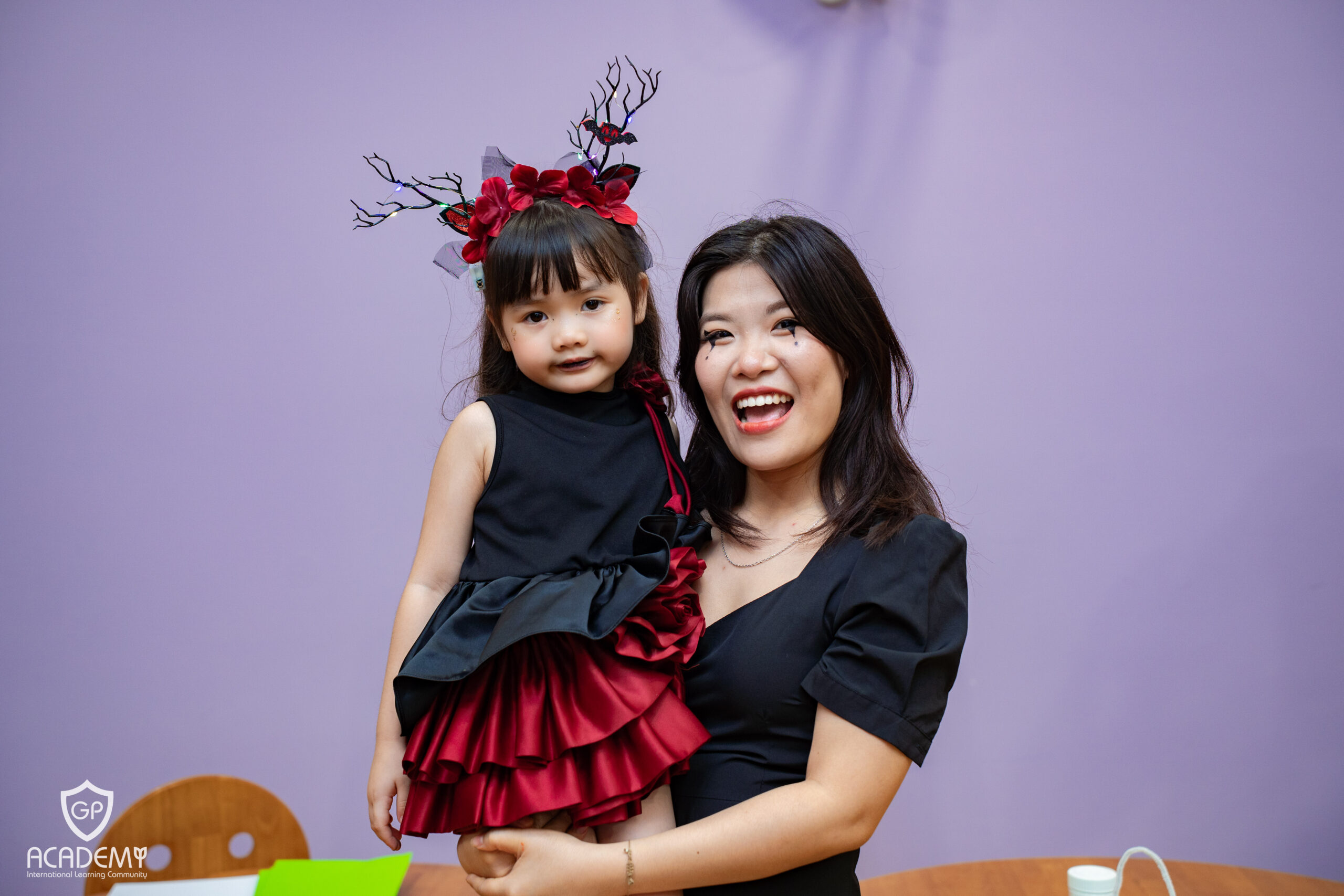 Bé háo hức được hoá trang thành những nhân vật yêu thích.