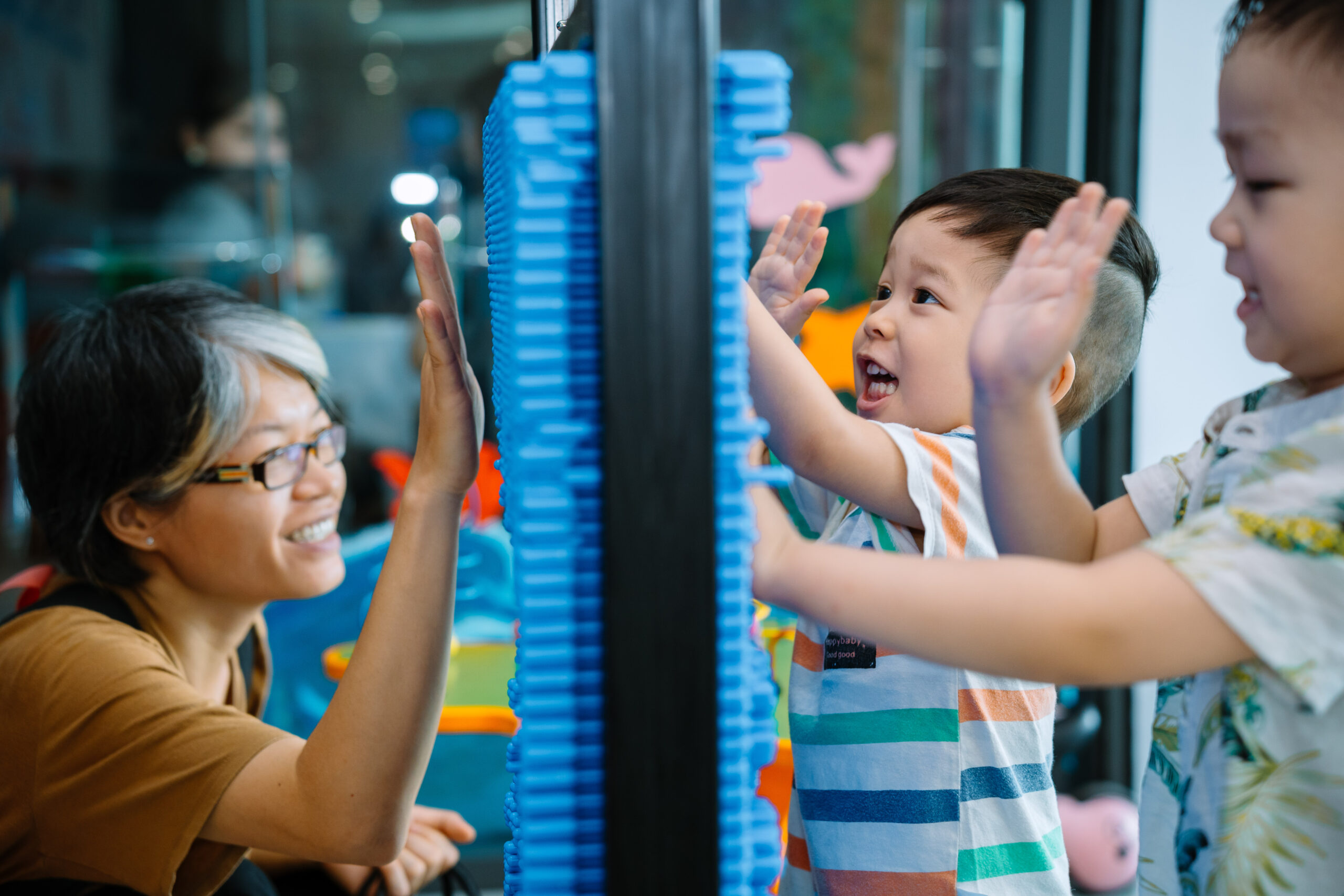 Hoạt động kích thích 5 giác quan của bé.