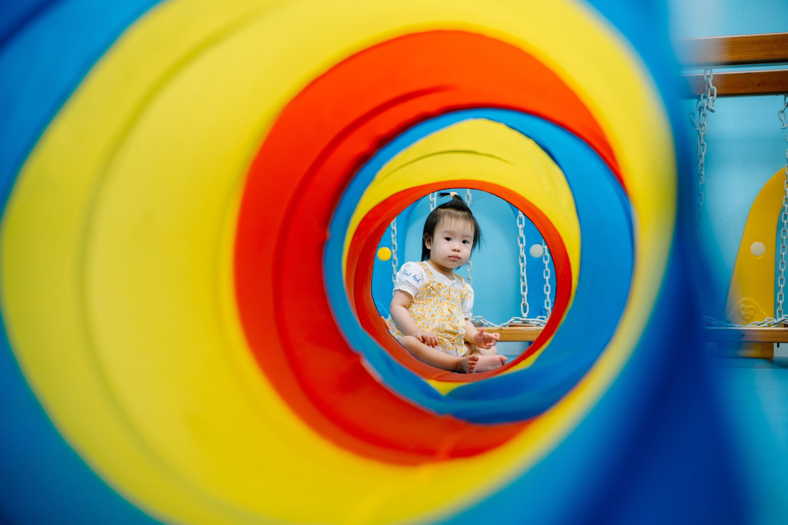 Bé chơi vận động liên hoàn cùng ba mẹ.