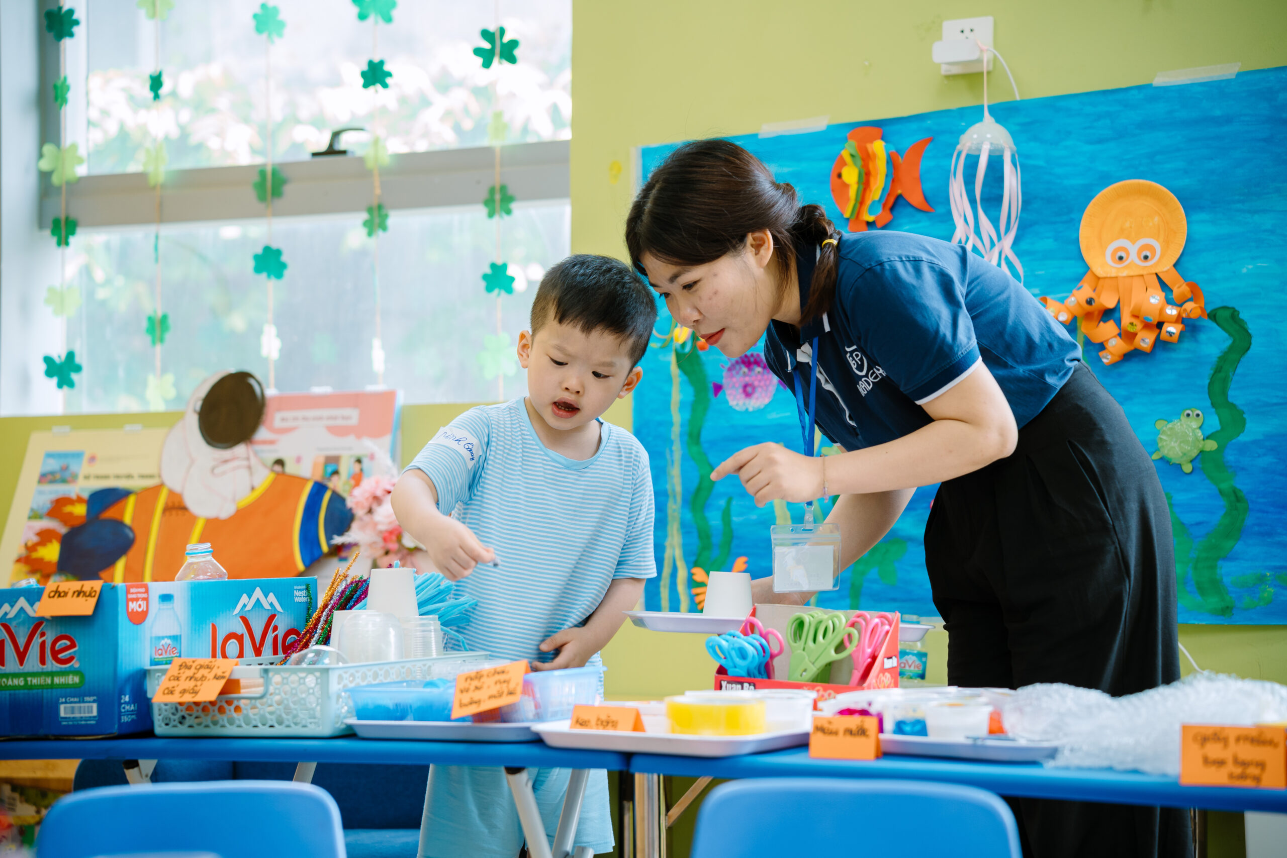 Con được trải nghiệm vô vàn hoạt động thủ công đặc sắc.