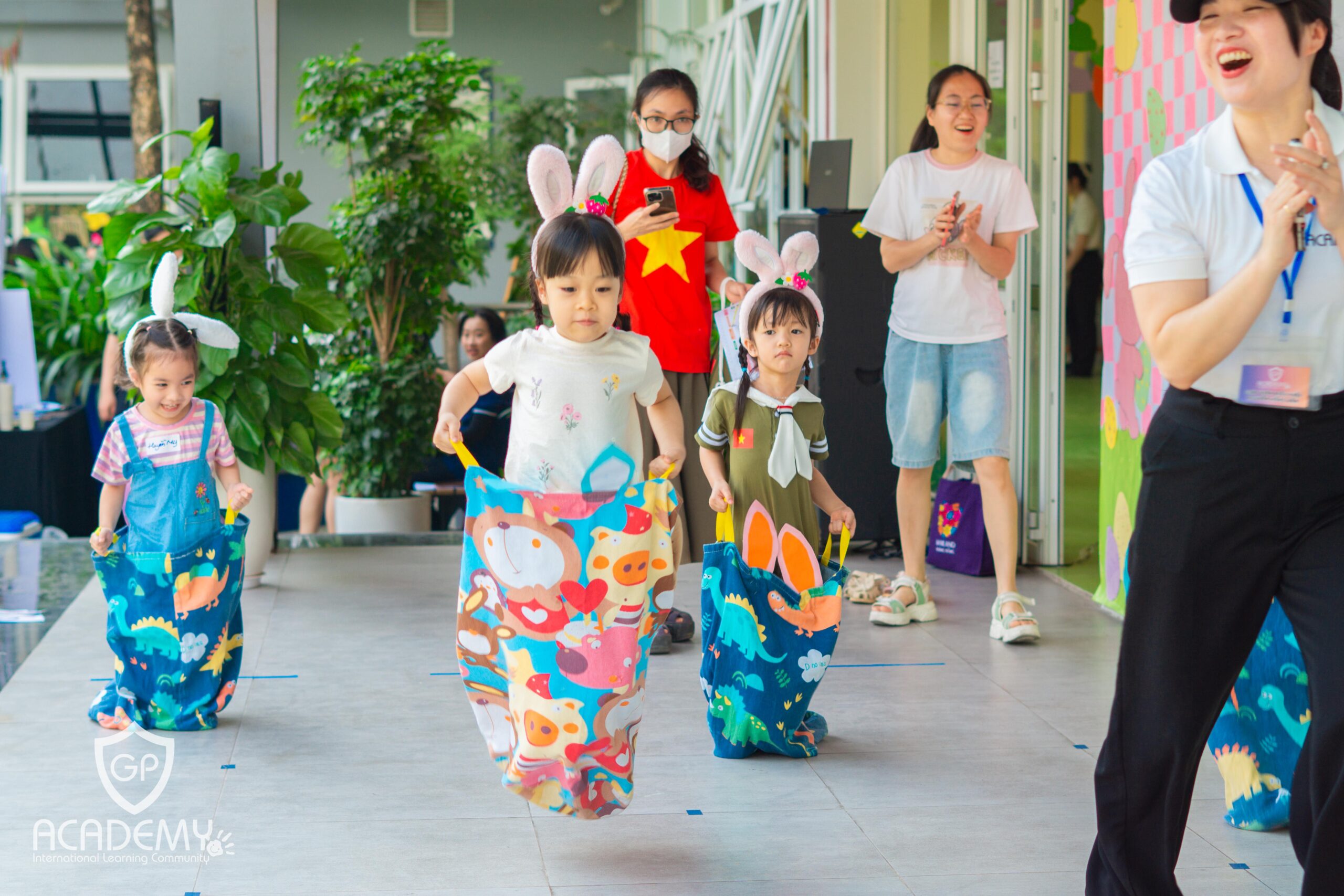 Trò chơi liên hoàn giúp con giải phóng năng lượng.