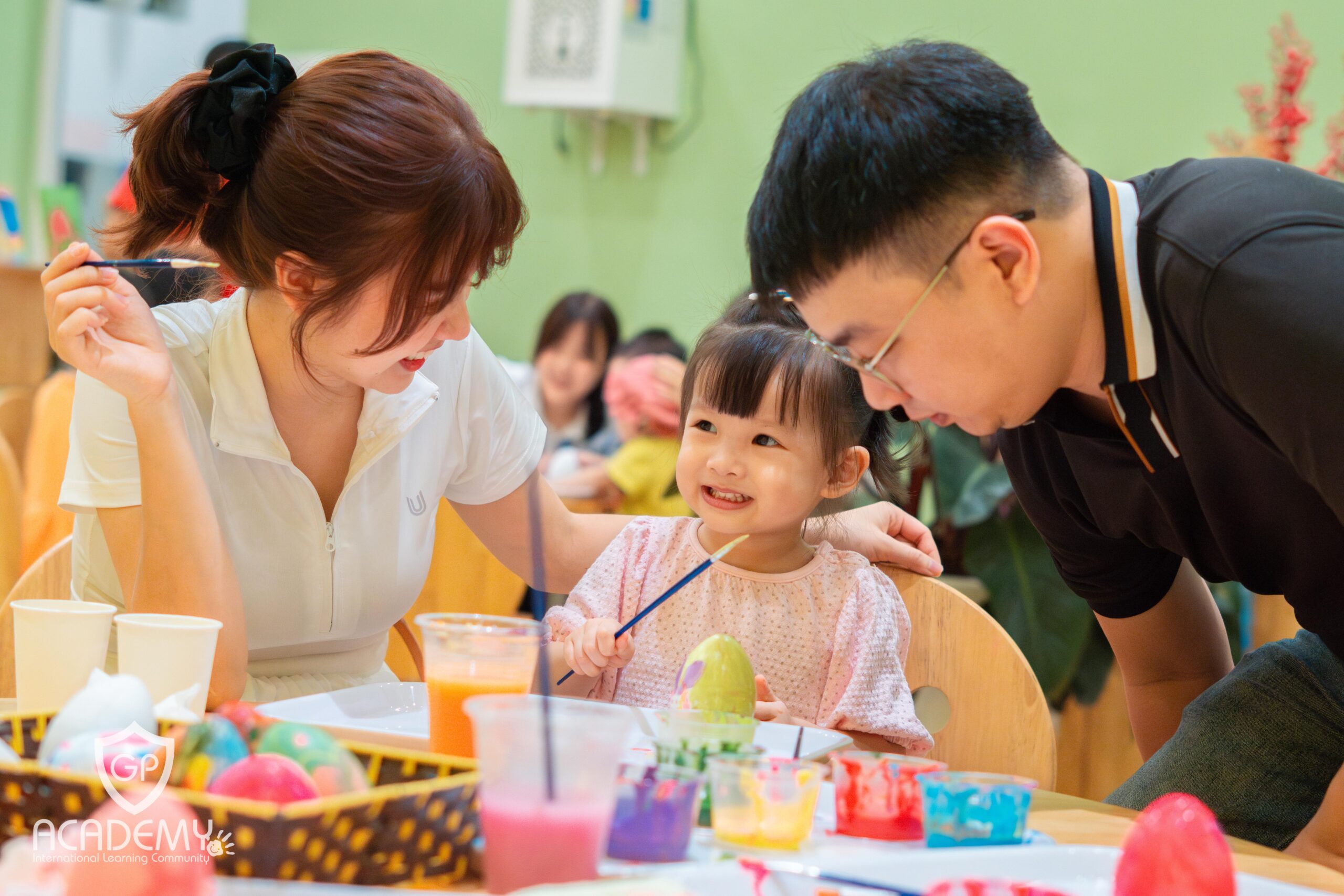 Workshop vẽ trứng thú vị bên gia đình.