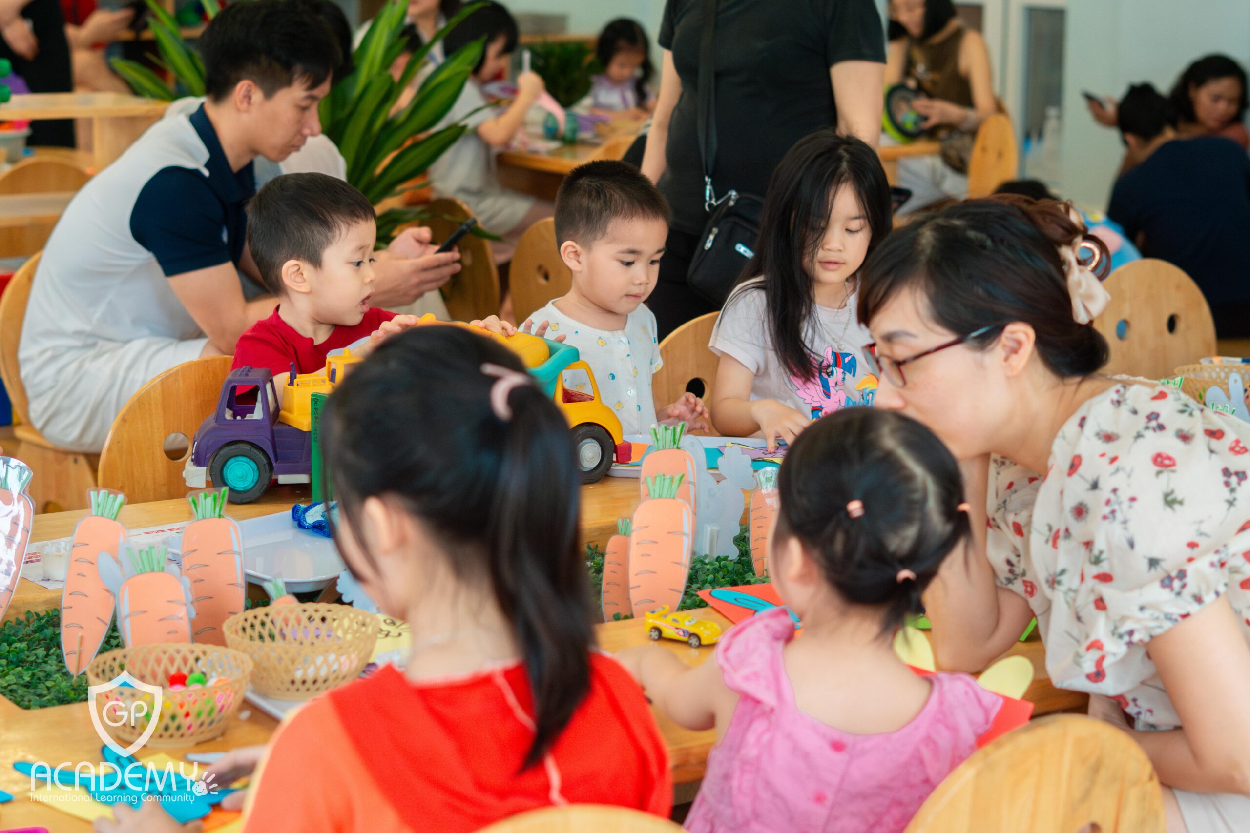 Con cùng ba mẹ làm đồ handmade.