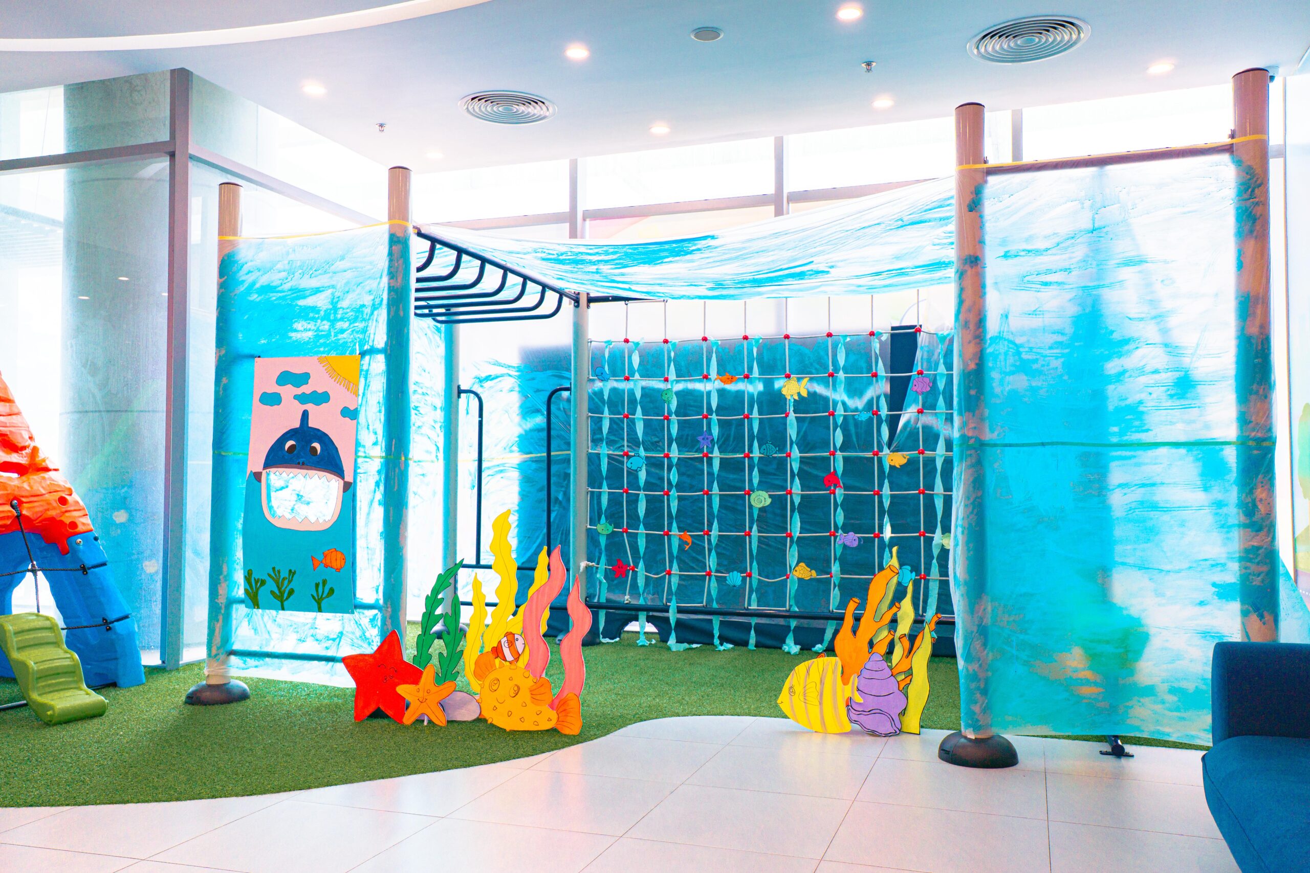 Không gian GP Academy bao phủ màu xanh của nước biển.