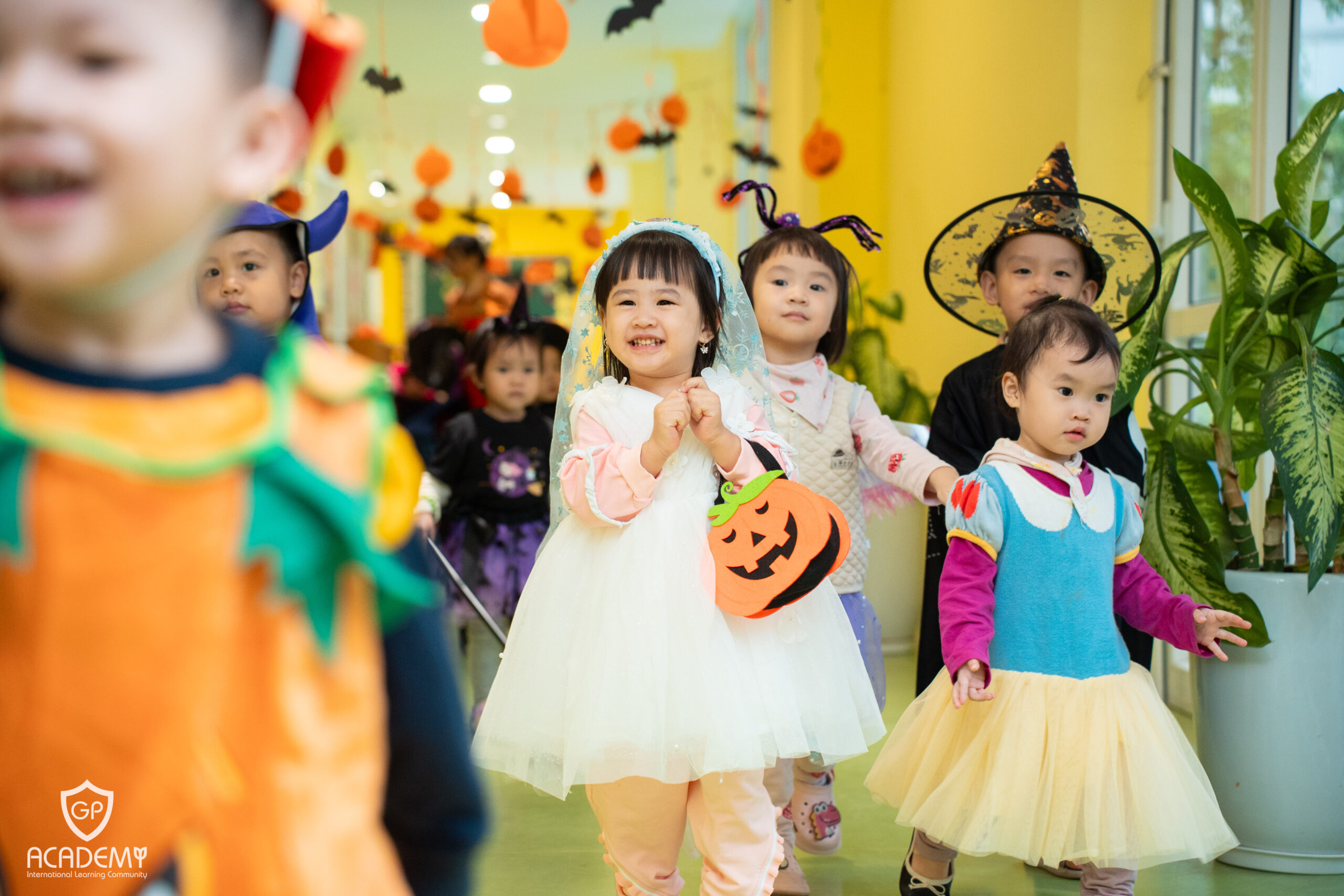 Hoạt động Halloween đem lại những cảm xúc mới mẻ cho bé.