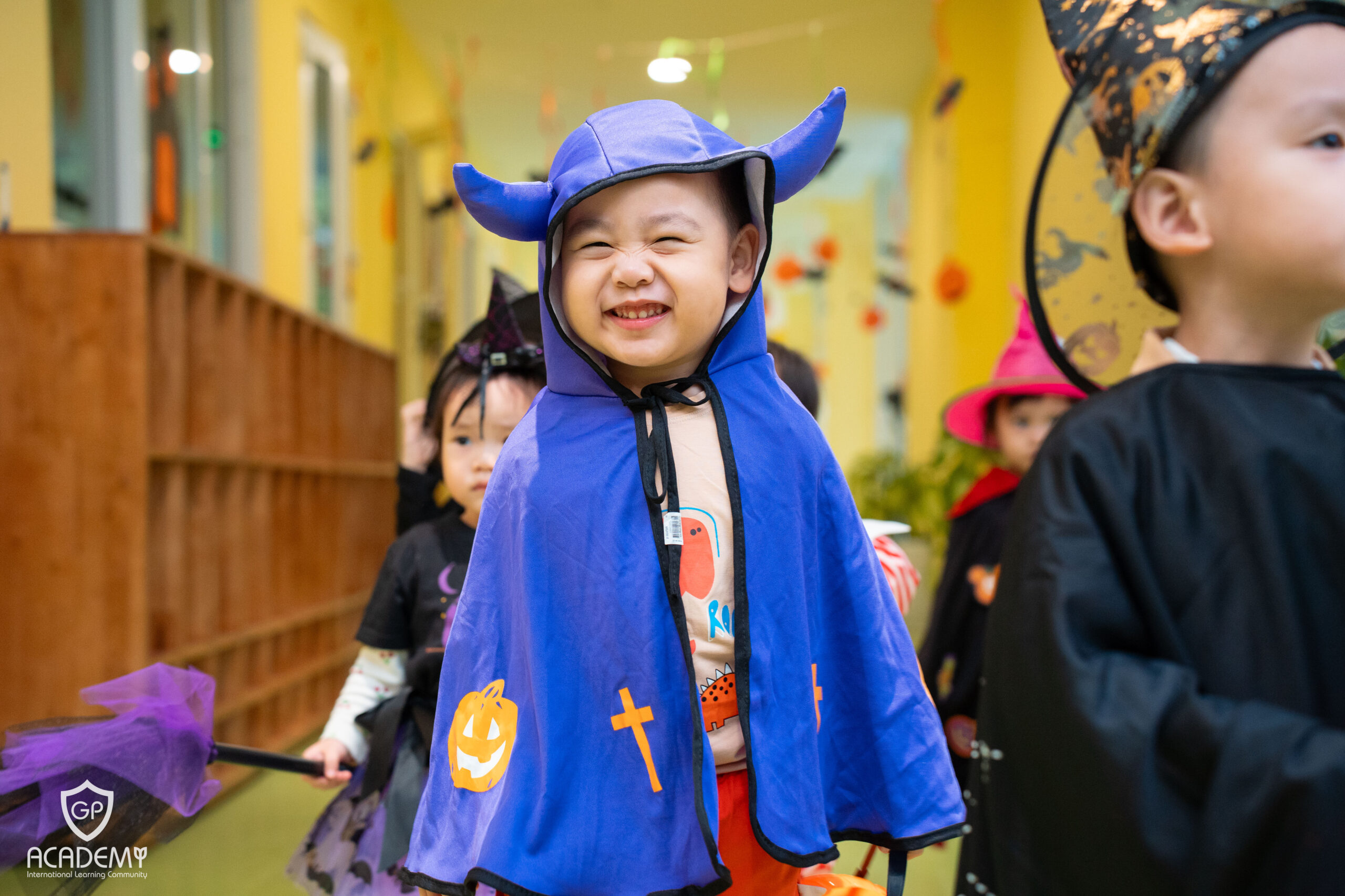 Các bé hoà mình tận hưởng ngày lễ Halloween.