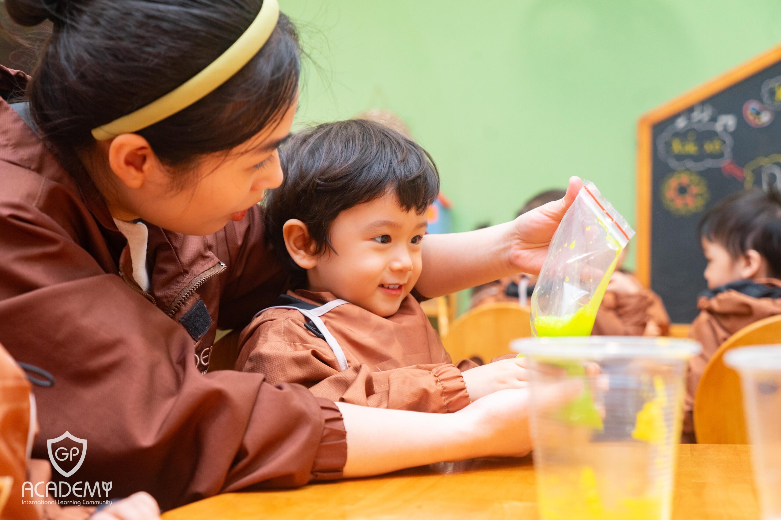 18-24 tháng tuổi là cột mốc vàng để trẻ bùng nổ ngôn ngữ và giao tiếp.