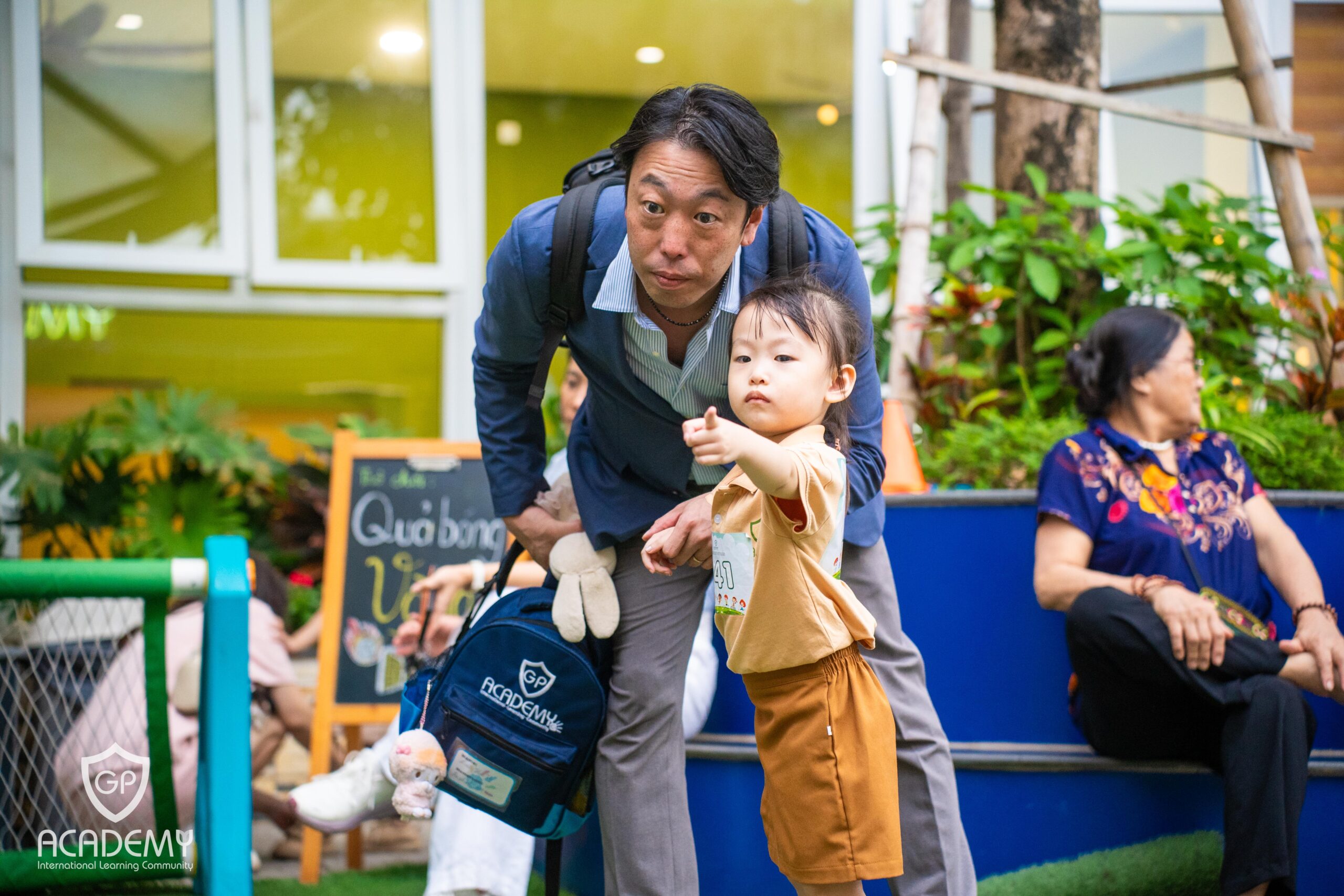 Thấu hiểu để cùng con bước qua những ngày đầu bỡ ngỡ.