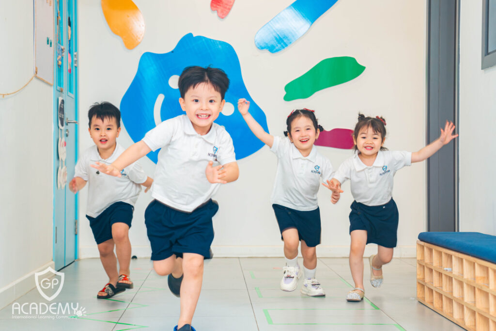 Cho con lần đầu đi học và những điều cha mẹ nhất định phải biết