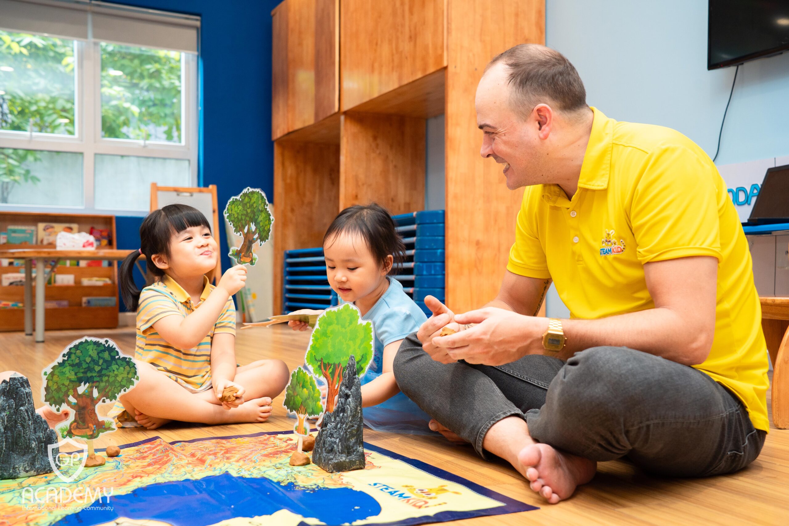 Trẻ làm chủ ngôn ngữ qua các chương trình STEAMKid và Jolly Phonics.