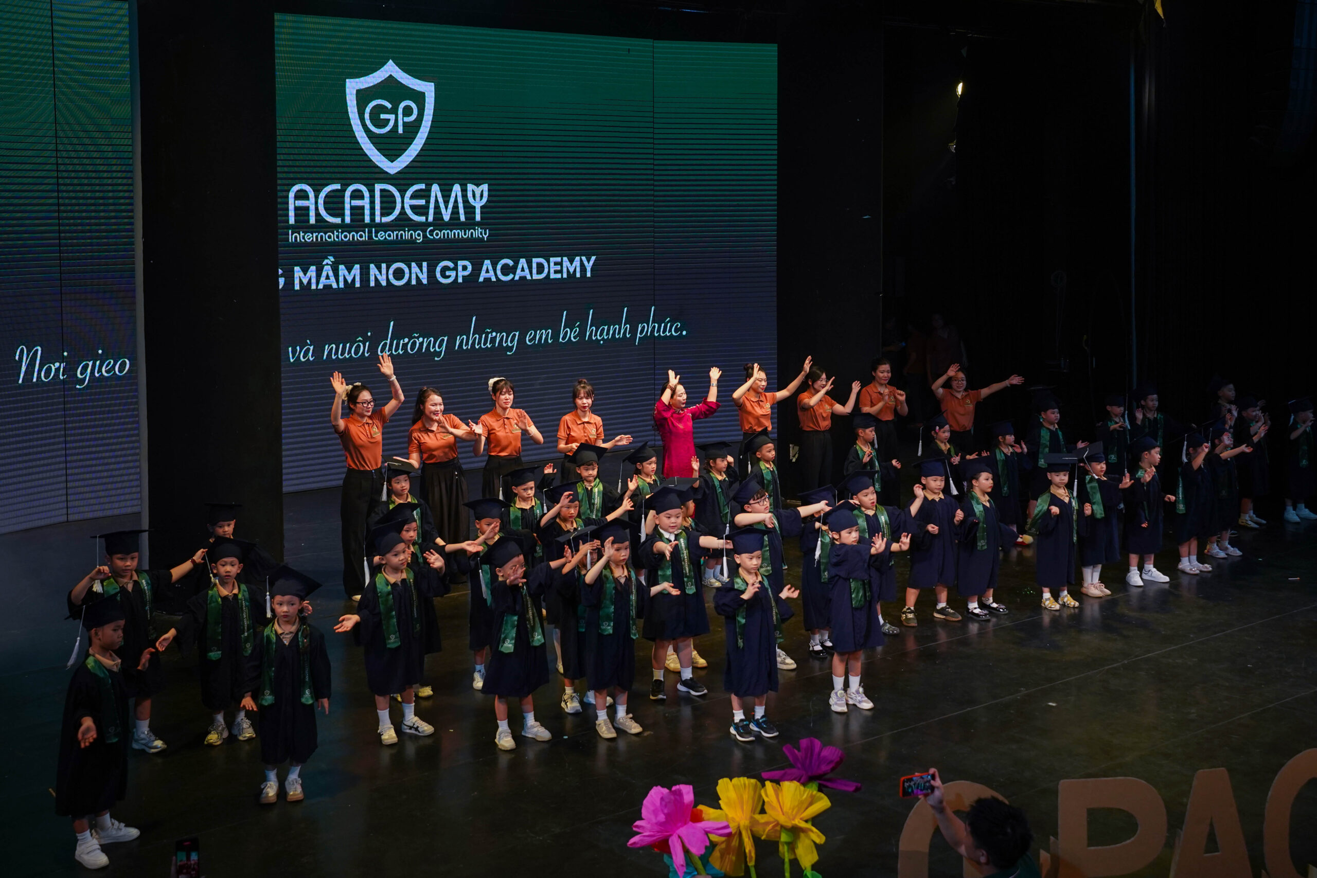Tiết mục “The clover plant” do giáo viên và học sinh khối Kindergarten trình diễn